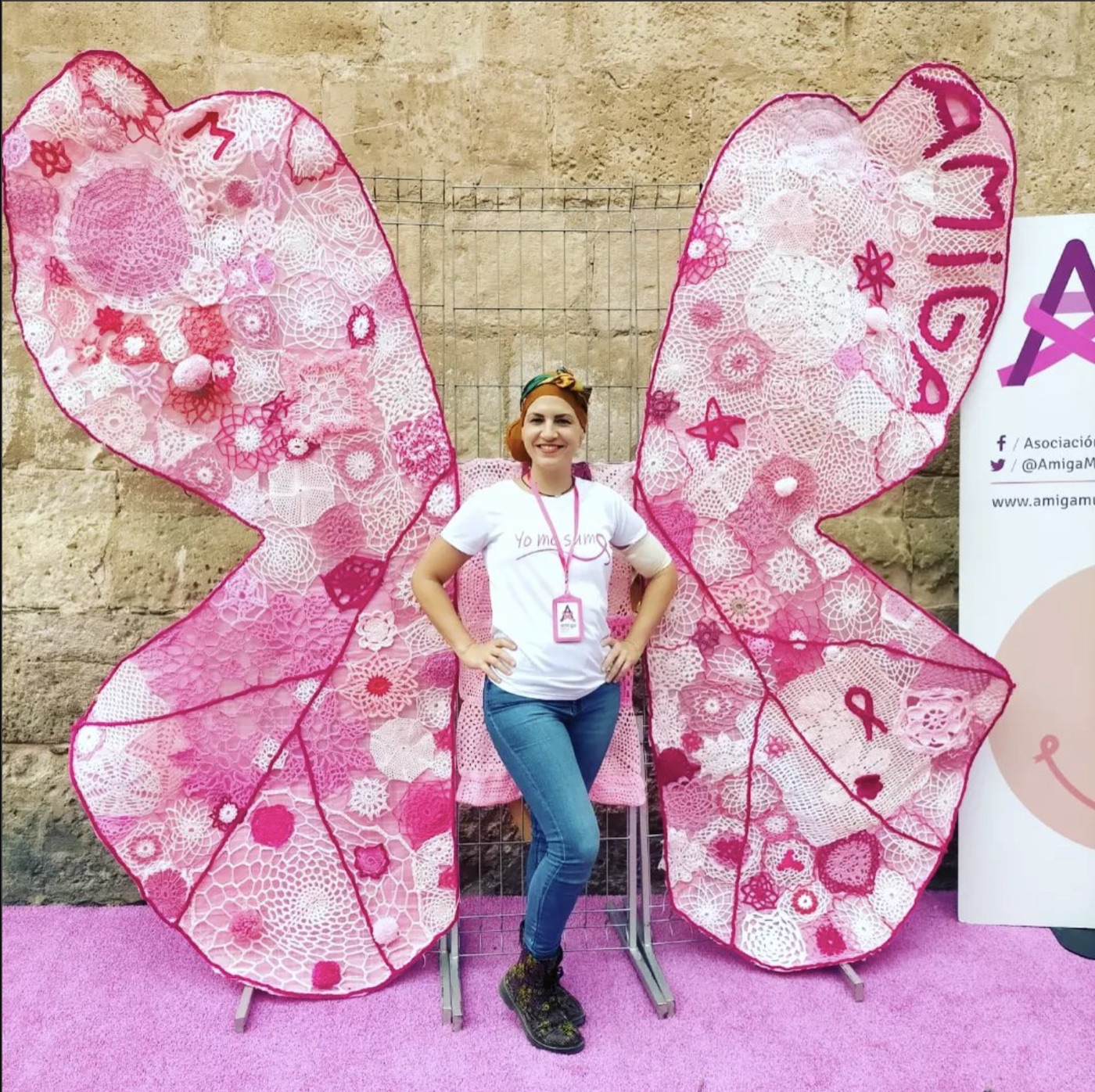 Alicia Conesa ante unas alas de mariposa tejidas a ganchillo
